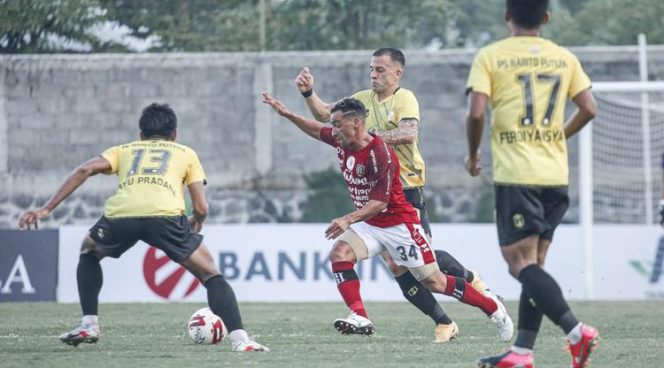 
 Situasi uji coba antara Bali United vs Barito Putera yang berakhir dengan skor 0-2. (Bola.com/Maheswara Putra)