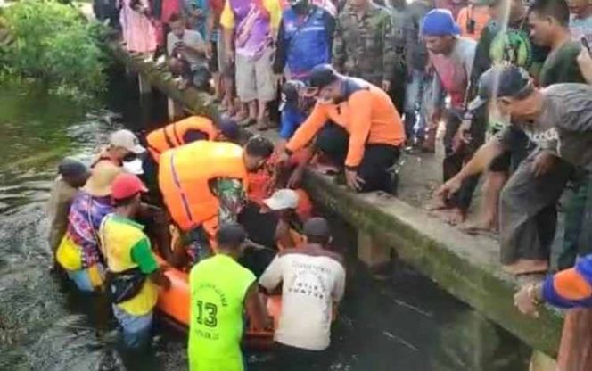 
 Proses evakuasi seorang Kakek di Barito Selatan, Kalimantan Tengah yang ditemukan tewas terapung saat memancing. (FOTO: Dokumen Warga)