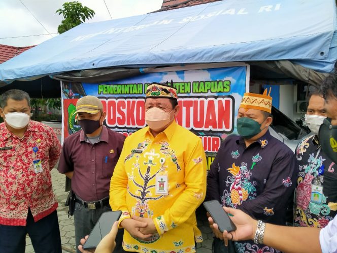 
 Kepala Dinas Kominfo Kapuas usai menyerahkan donasi dan sumbangan ke Kantor Dinas Sosial Kapuas. FOTO: (Dokumen Ist).