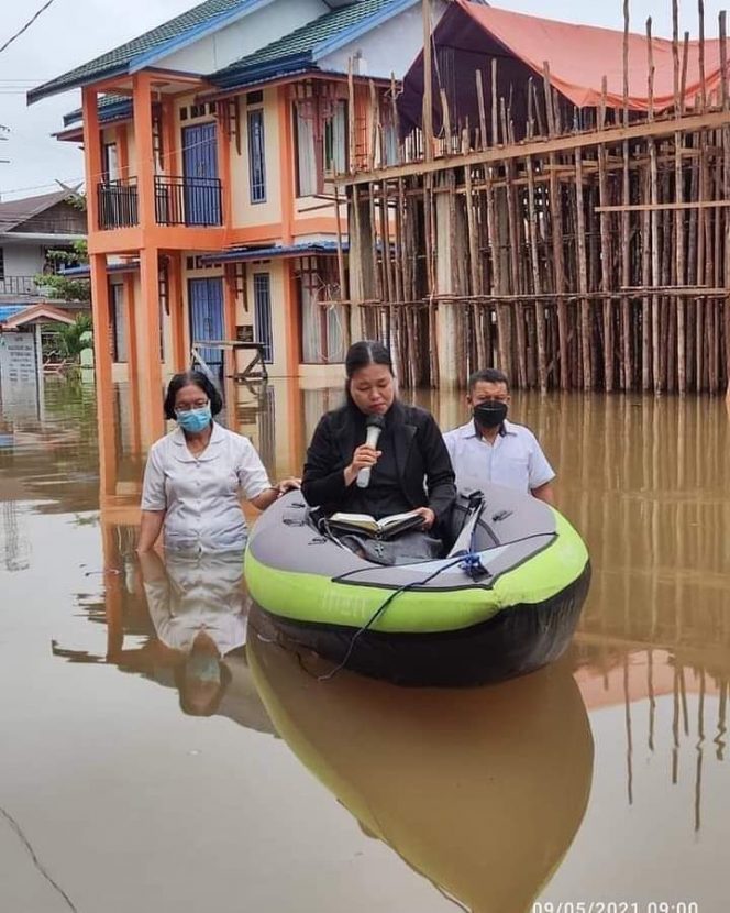 
 Kisah Pendeta di Katingan Pimpin Ibadah di Atas Perahu Saat Banjir