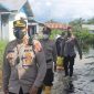 Kapolresta Palangka Raya, Kombes Pol Sandi Alfadien Mustofa saat meninjau korban banjir beberapa waktu lalu.