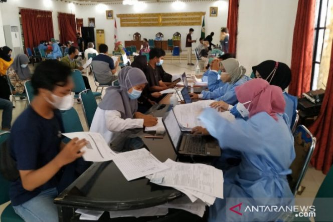 
 Sejumlah warga Marabahan, Barito Kuala, saat mengikuti vaksinasi dosis pertama vaksin jenis Moderna. (FOTO: Antaranews).