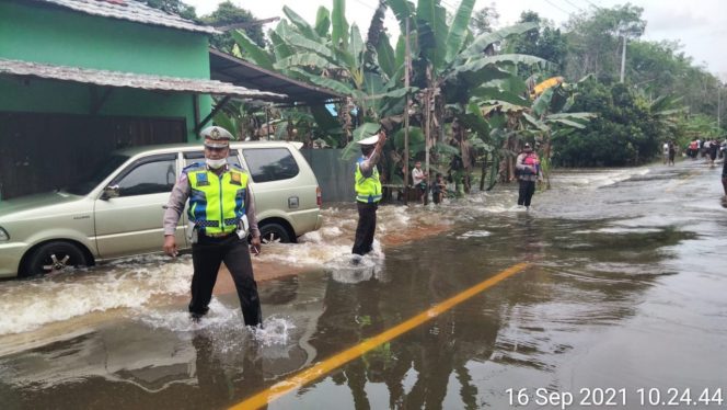 
 Petugas saat melakukan Gatur di jalan yang terkena banjir. FOTO: (Dokumen Ist).