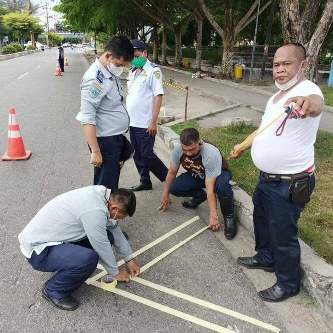 
 Petugas Dishub Kota Palangka Raya dalam kegiatan penertiban parkir liar di Kota Palangka Raya. (FOTO: Dokumen Dishub Kota Palangka Raya).