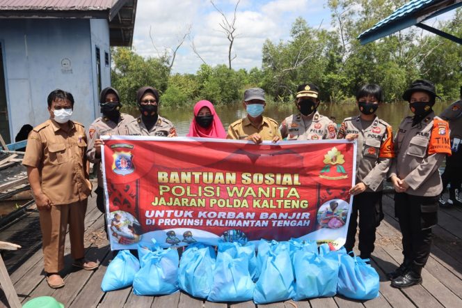 
 Peduli Korban Banjir, Polwan Polda Kalteng Bagikan 300 Paket Sembako