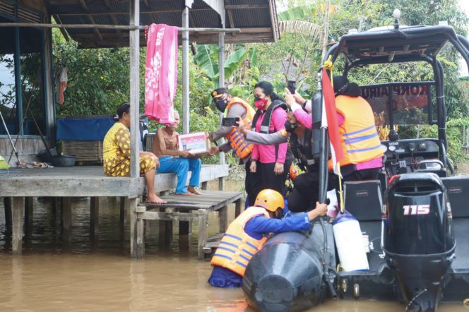 
 Kapolda Kalteng dan Ibu Distribusikan Sembako ke Korban Banjir
