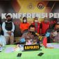 Kapolres Katingan AKBP Paulus Sonny Bhakti Wibowo didampingi Wakapolres Kompol Hemat Siburian dalam konferensi pers di Mapolres Katingan.