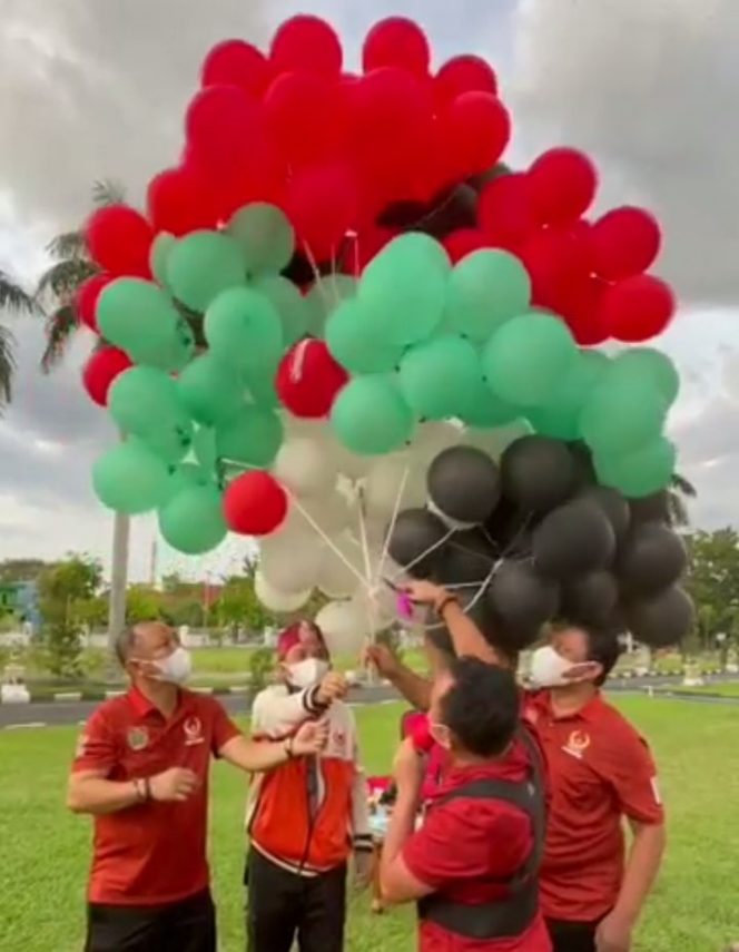 
 Gubernur Kalimantan Tengah, Sugianto Sabran saat melepaskan balon sebagai simbol pelepasan kontingen Kalteng ke PON XX PAPUA. (FOTO: Dokumen Ist)