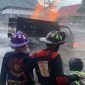 Pemadaman mobil yang terbakar di kompleks kantor Gubernur Kalteng oleh sejumlah petugas.