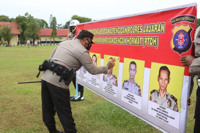 
 Kapolda Kalteng Irjen Pol Dedi Prasetyo saat menunjuk beberapa anggota kepolisian yang dipecat secara tidak hormat. 