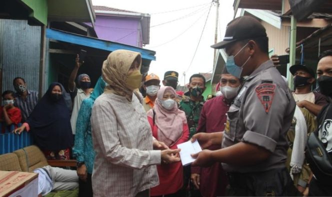 
 Tinjau Lokasi Kebakaran di Desa Tinggiran II Luar, Bupati Barito Kuala Serahkan Bantuan