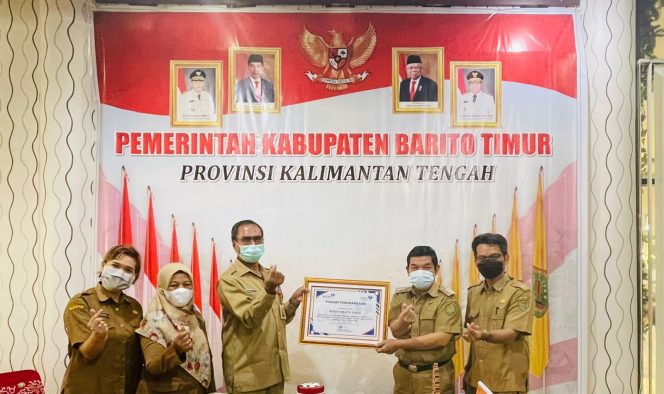 
 PENGHARGAAN- Bupati Barito Timur Ampera AY Mebas menerima penghargaan dari Perwakilan BKKBN Provinsi Kalimantan Tengah atas komitmen dan dukungannya dalam pendataan keluarga di Kabupaten Barito Timur, baru-baru ini.