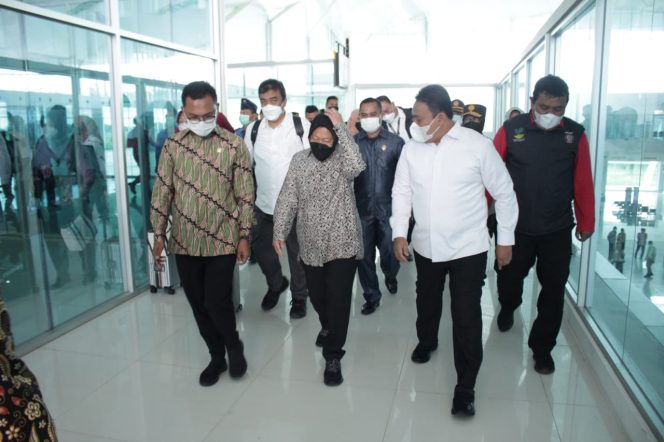 
 Menteri Sosial Republik Indonesia Tri Rismaharini saat tiba di Bandara Tjilik Riwut, Kota Palangka Raya  