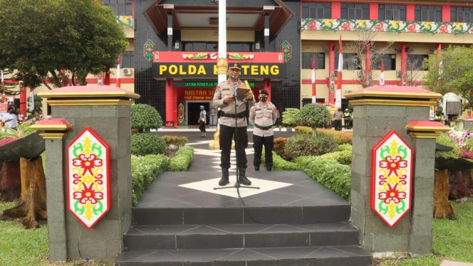 
 Kapolda Kalteng, Irjen Pol Nanang Avianto saat memimpin apel gelar pasukan operasi Zebra tahun 2021 di Mapolda Kalteng. 