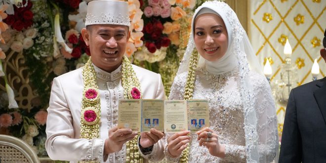 
 Wali Kota Palangka Raya Fairid Naparin bersama istrinya Avina Triani Almira saat menunjukkan buku nikah. (FOTO: Diskominfo Kota Palangka Raya).
