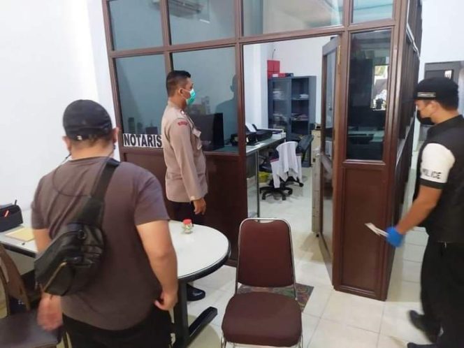 
 Polisi saat melakukan olah TKP di kantor notaris yang dibobol maling. (FOTO: Humas Polresta Palangka Raya).