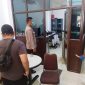 Polisi saat melakukan olah TKP di kantor notaris yang dibobol maling. (FOTO: Humas Polresta Palangka Raya).