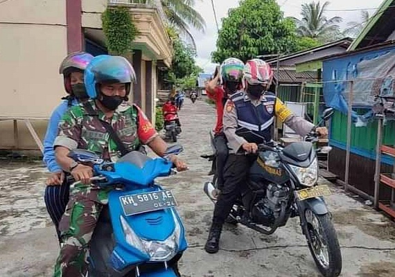 
 Percepat Vaksinasi Covid-19, Personel TNI- Polri Antar Jemput Warga Gratis