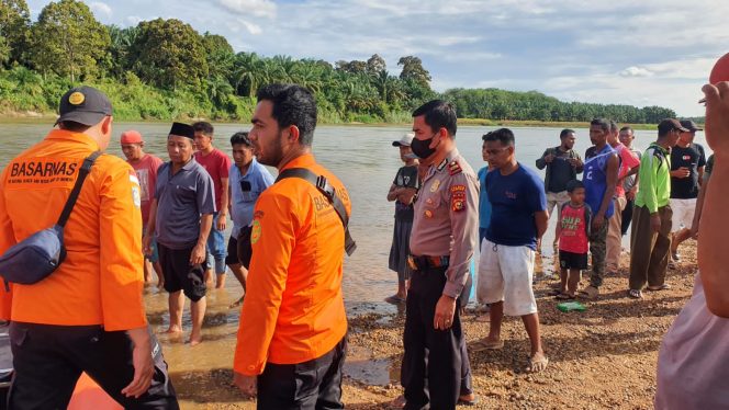 
 3 Kakak Beradik Hanyut di Sungai Kampar Desa Terantang, Tim Gabungan Masih Lakukan Pencarian