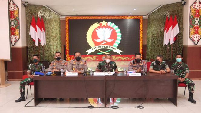 
 Diduga Salah Paham, Anggota TNI di Kalteng Pukul Polwan