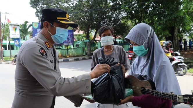 
 Tim Jumat Barokah Bidhumas Polda Banten Bagikan Sembako di Sepanjang Jalan Kota Serang