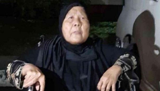 
 Rodiah, seorang ibu yang dilaporkan lima anaknya atas tuduhan penggelapan tanah warisan, saat mendatangi Markas Polres Metro Bekasi dengan diantar tiga anaknya yang lain di Bekasi, Jawa Barat.(ANTARA/Pradita K Syah).
