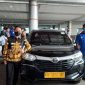 Wali Kota Palangka Raya Fairid Naparin saat berpose di sejumlah unit taxi Bandara usai peresmian beberapa waktu lalu.