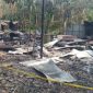 Puing-puing bekas 3 rumah warga yang dibakar oleh ODGJ. (FOTO: Ist).