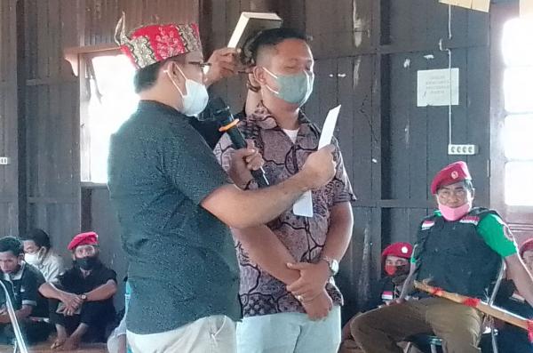 
 Salah satu staf humas PT MPG saat diambil sumpah sebagai saksi dalam sidang adat di Rumah Betang Muara Teweh.