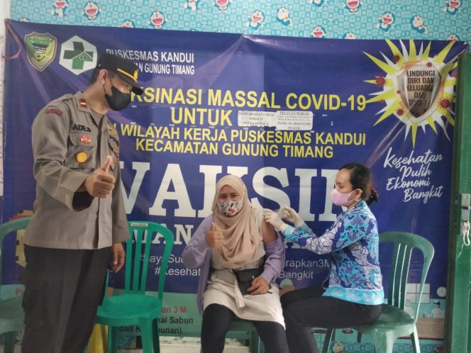 
 Kapolsek Gunung Timang tinjau vaksinasi di UPT Puskesmas Kandui