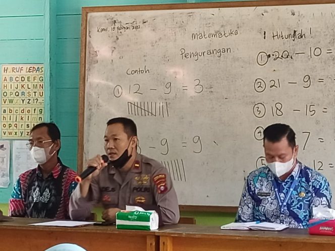 
 Kapolsek Gunung Timang hadiri sosialisasi dan edukasi terkait vaksinasi di MI Istiqomah Kandui