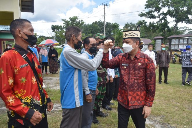 
 Bupati Kapuas Ben Brahim S Bahat terlihat menyapa dengan salah satu warga di Kecamatan Basarang, saat menghadiri kegiatan Vaksinasi Massal di Wilayah Kecamatan Basarang, beberapa waktu yang lalu.