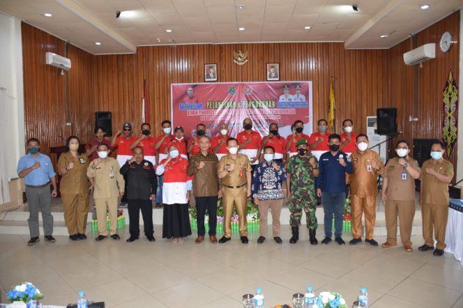 
 Sekda Kapuas Septedy saat berfoto bersama usai menghadiri Pelantikan dan Pengukuhan DPC PWRI Kabupaten Kapuas, Provinsi Kalimantan Tengah Periode 2022-2026.