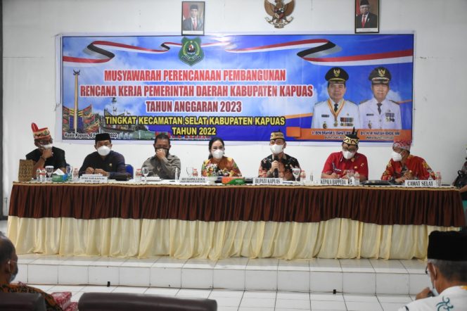 
 Bupati Kapuas Ben Brahim S Bahat menyampaikan sambutan saat menghadiri kegiatan Musrenbang RKPD Kabupaten Kapuas tingkat kecamatan di Kecamatan Selat untuk anggaran tahun 2023.