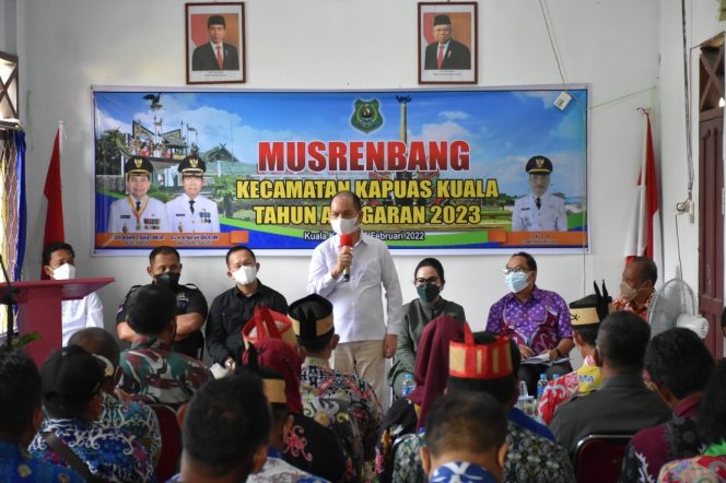 
 Bupati Kapuas Ben Brahim S Bahat saat membuka Musyawarah Rencana Pembangunan (Musrenbang) di Kecamatan Kapuas Kuala, Sabtu (5/2/2022).