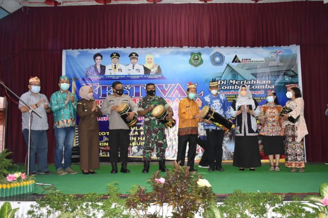 
 Wabup Kapuas Tutup Lomba Festival Tingang Menteng Panunjung Tarung
