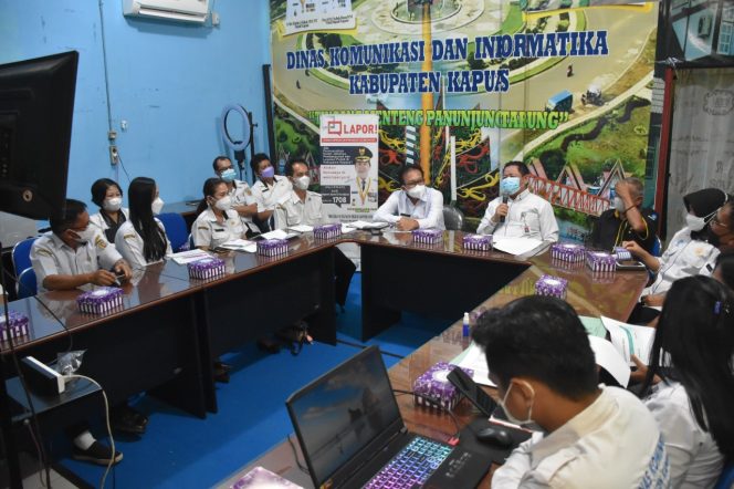 
 Kepala Diskominfo Kabupaten Kapuas Dr H Junaidi, M.AP, M.Kes bersama jajarannya saat menyambut kunjungan studi dari rombongan Dinas Diskominfopersantik Kabupaten Katingan.