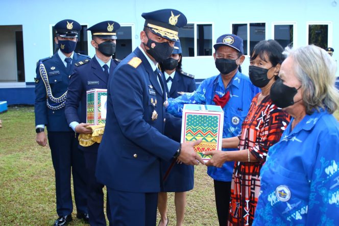 
 Bingkisan HUT ke 76 TNI AU dari Danlanud Sam Ratulangi teruntuk Sesepuh Pendahulu Angkatan Udara