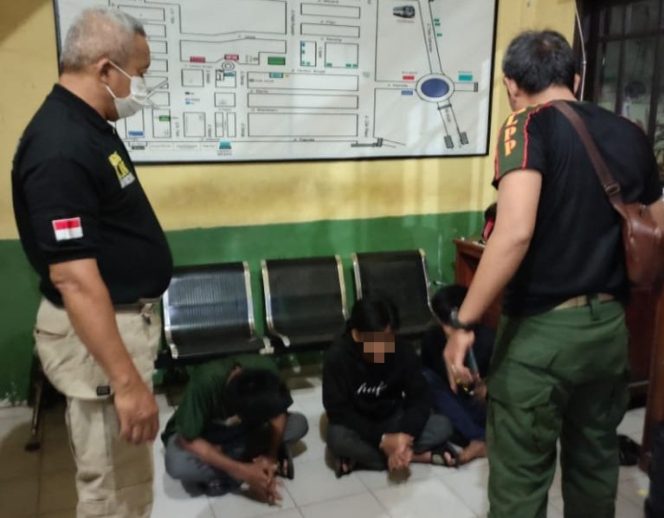 
 Remaja diduga mabuk di Lapangan Bukit Ngalangkang diamankan Satpol PP dan Damkar Kapuas.