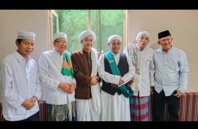 
 Wakil Bupati Kapuas HM Nafiah Ibnor (ujung kiri) saat berfoto bersama dengan sejumlah tokoh agama usai menghadiri haul qubah Basarang ke-12 Sayyidil Walid Habib Yahya Balghaist di Desa Maluen km 2,5 Kecamatan Basarang, Sabtu (7/5/2022).