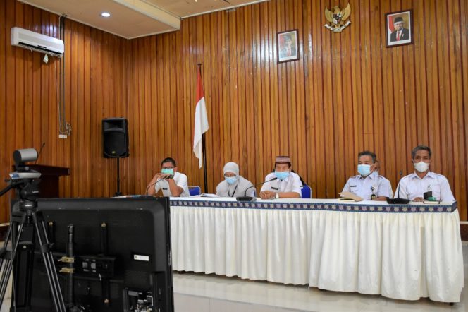 
 Wakil Bupati Kapuas HM Nafiah Ibnor dan jajaran saat hadiri Pembukaan Konferensi Sanitasi dan Air Minum Nasional (KSAN) 2022 secara virtual di Aula Bappeda Kapuas, Rabu (25/5/2022).