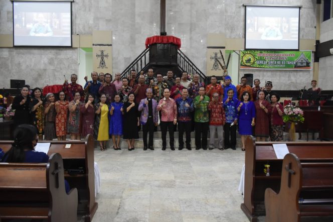 
 Bupati Kapuas Ben Brahim S Bahat berfoto bersama usai menghadiri ibadah syukur sekaligus perayaan ulang tahun Gereja Sinta ke-65 bertempat di Gedung Gereja Sinta Kuala Kapuas Kecamatan Selat, Jumat (10/6/2022).