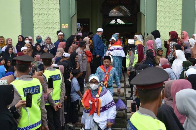 
 Suasana keberangkatan Para Jemaah Calon Haji Kabupaten Kapuas dari titik kumpul Masjid Agung Al Mukarram Kuala Kapuas menuju Asrama Haji Embarkasi Banjarmasin, Sabtu (19/6/2022)