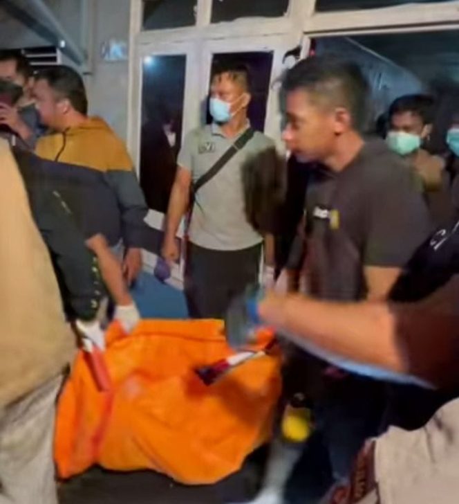 
 Evakuasi jenazah pasutri yang merupakan korban pembunuhan di Palangka Raya beberapa hari lalu. 

