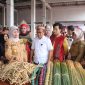 Pj Bupati Barsel Lisda Arryana saat meninjau kerajinan anyaman pada momentum festival di Kelurahan Rantau Kujang Kecamatan Jenamas, Selasa 10 Januari 2023. (FOTO: Diskominfo Barsel),