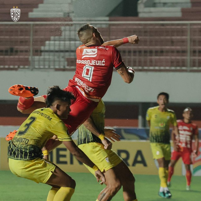 
 Pertandingan Liga 1 2022/23 antara Bali United vs Barito Putera di Stadion Maguwoharjo, Kab. Sleman, Minggu (5/2/2023). Foto: Instagram/@baliunitedfc