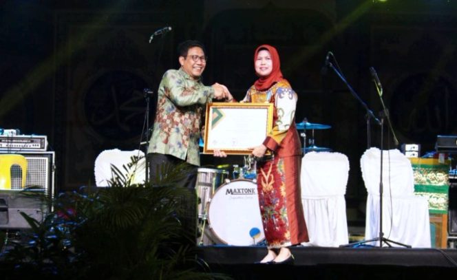 
 Pj Bupati Barito Selatan Lisda Arriyana saat menerima penghargaan dari Kemendes-PDTT di Kepulauan Riau. (FOTO: Dokumen Ist).