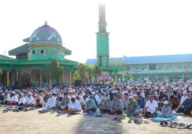 
 Pj Bupati Barsel Bersama Keluarga Laksanakan Salat Idul Fitri di Masjid Agung Baiturrahman Buntok