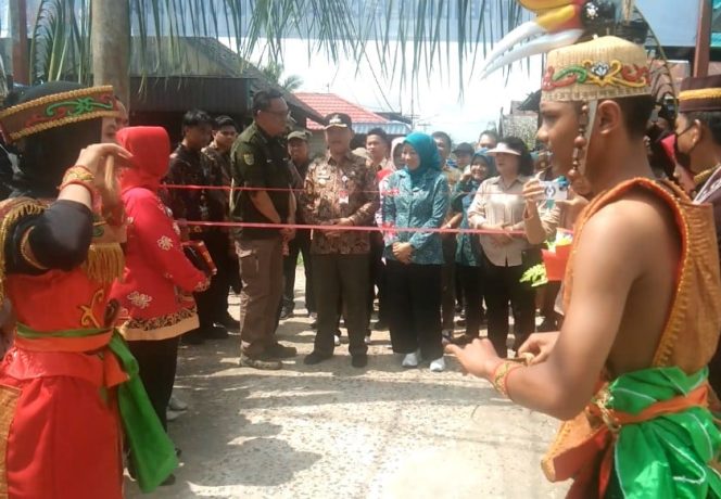 
 Blusukan ke Dusun Utara, PJ Bupati Barsel Disambut Secara Adat
