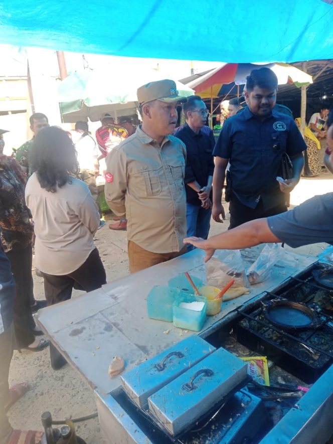 
 FOTO: Momen Pj Bupati Barito Selatan Blusukan ke Pasar Tabak Kanilan dan Pantau Pasar Murah